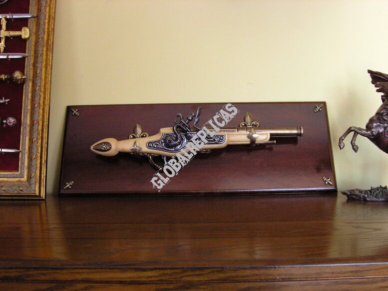 ORIGINAL GUN IN WOODEN DASHBOARD flintlock (K1095-51M)