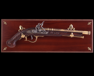 HUNTING GUN ON WOODEN DASHBOARD flintlock  (K1095-104L)