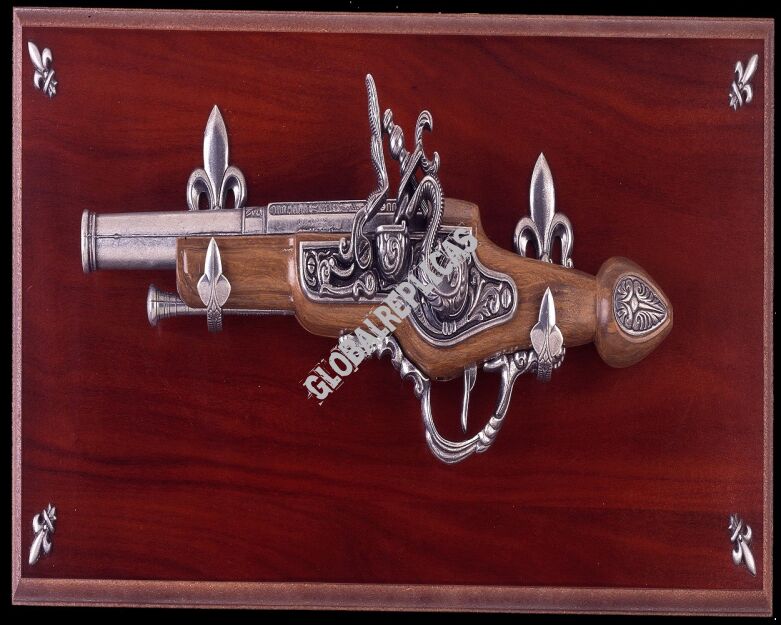 UNIQUE GUN ON WOODEN DASHBOARD flintlock (K1095-1051)