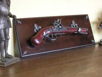 CUDNY PISTOLET NA DREWNIANEJ ZAWIESZCE (K1095-53) - 2