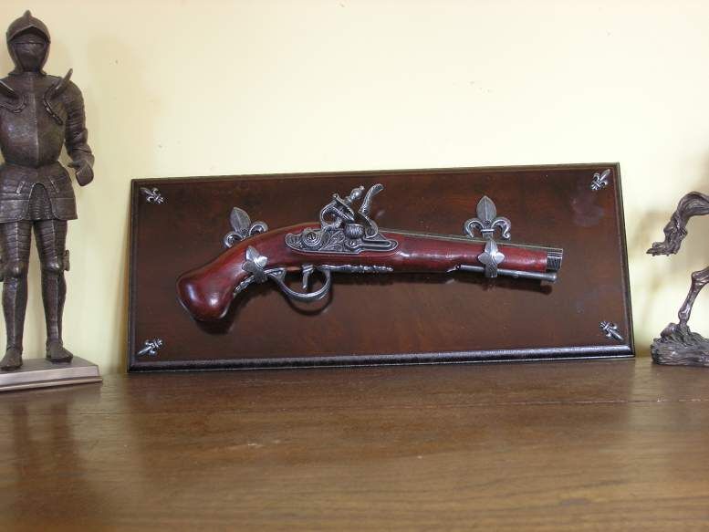 CUDNY PISTOLET NA DREWNIANEJ ZAWIESZCE (K1095-53)