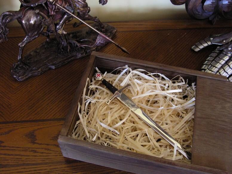 DECORATIVE WOODEN BOX FOR BLADES FOR LETTERS