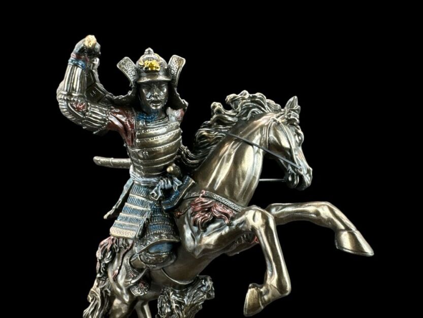Japoński Samuraj Na Koniu w Zbroi z Mieczem Katana WU78210A4