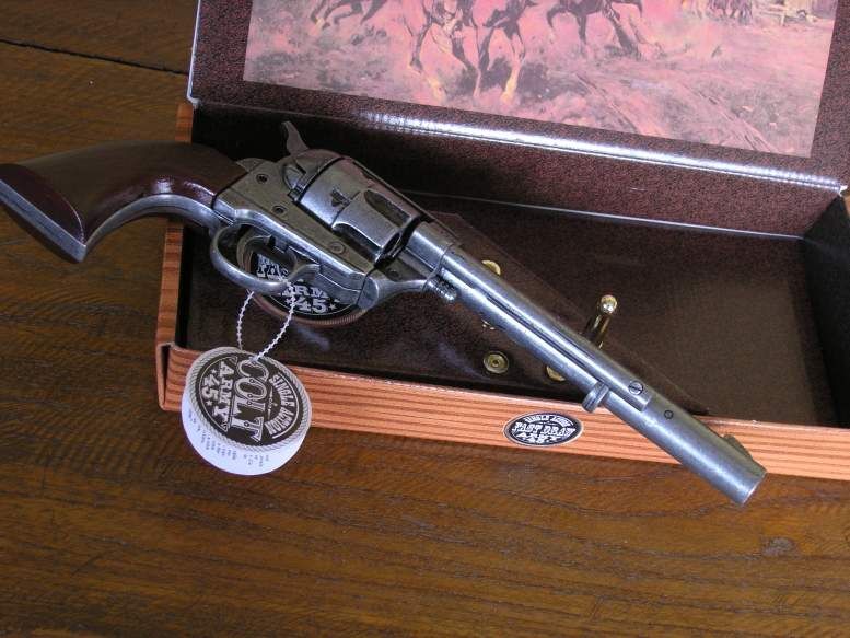 DŁUGI COLT PEACE MAKER Z 1873 ROKU W PUDLE - NABOJE  (K1064-1P)