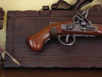 GUN ON WOODEN DASHBOARD flintlock  (K1094-1053) - 2