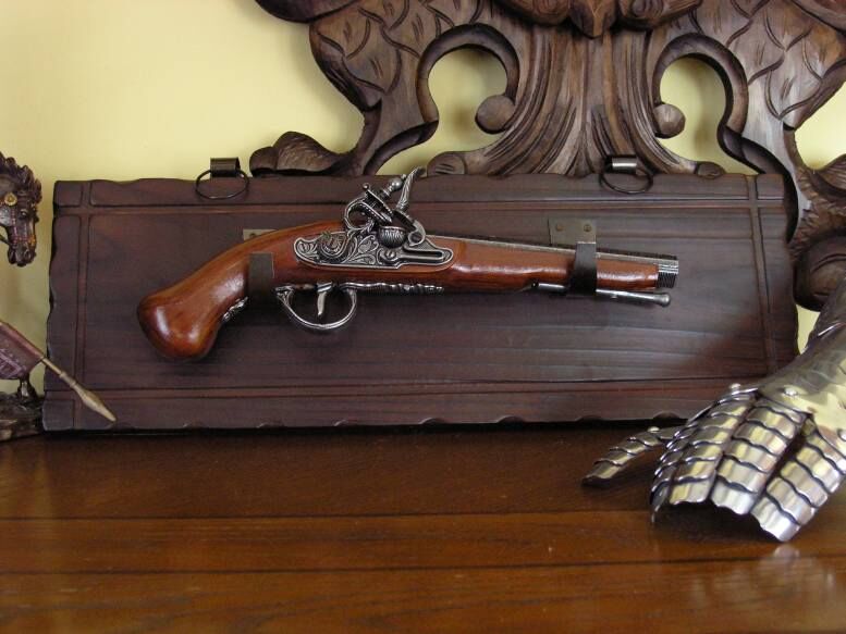 GUN ON WOODEN DASHBOARD flintlock  (K1094-1053)