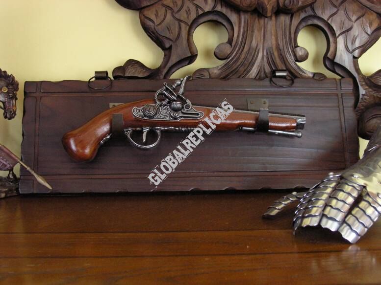 GUN ON WOODEN DASHBOARD flintlock  (K1094-1053)